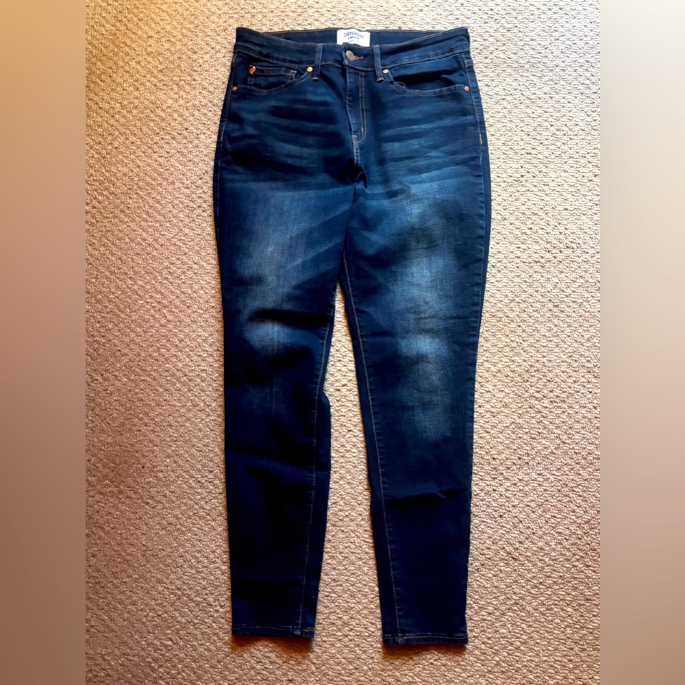 Levi’s Denizen High Rise Skinny Size 10 Dark Wash Figure Flattering